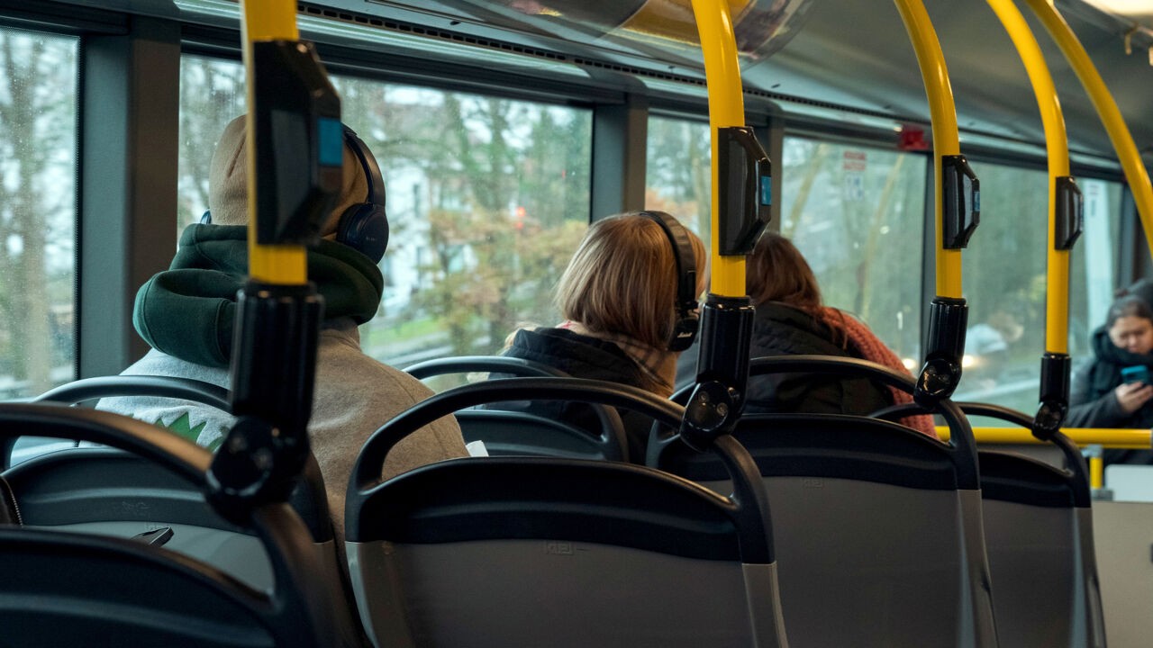 Buschauffeur zwaargewond na ruzie met 2 passagiers op lijnbus in Eeklo