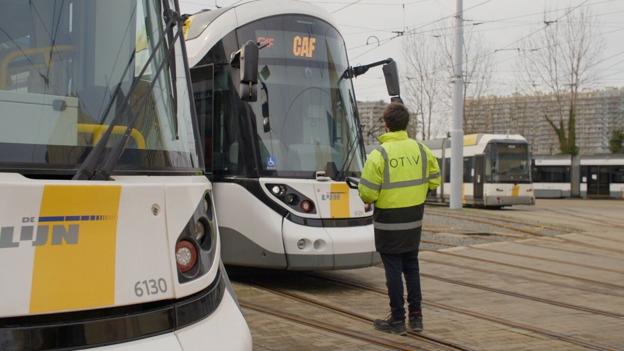5 medewerkers van De Lijn en 2 politieagenten naar ziekenhuis na zware agressie op kusttram in De Haan