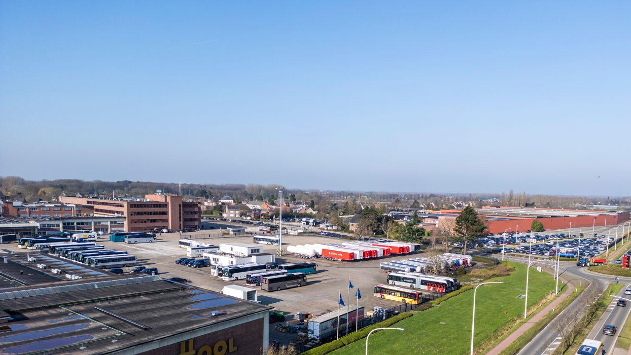Vlaamse regering wil bedrijfsterrein Van Hool kopen: "Unieke kans op 30 hectare voor grote industrie"