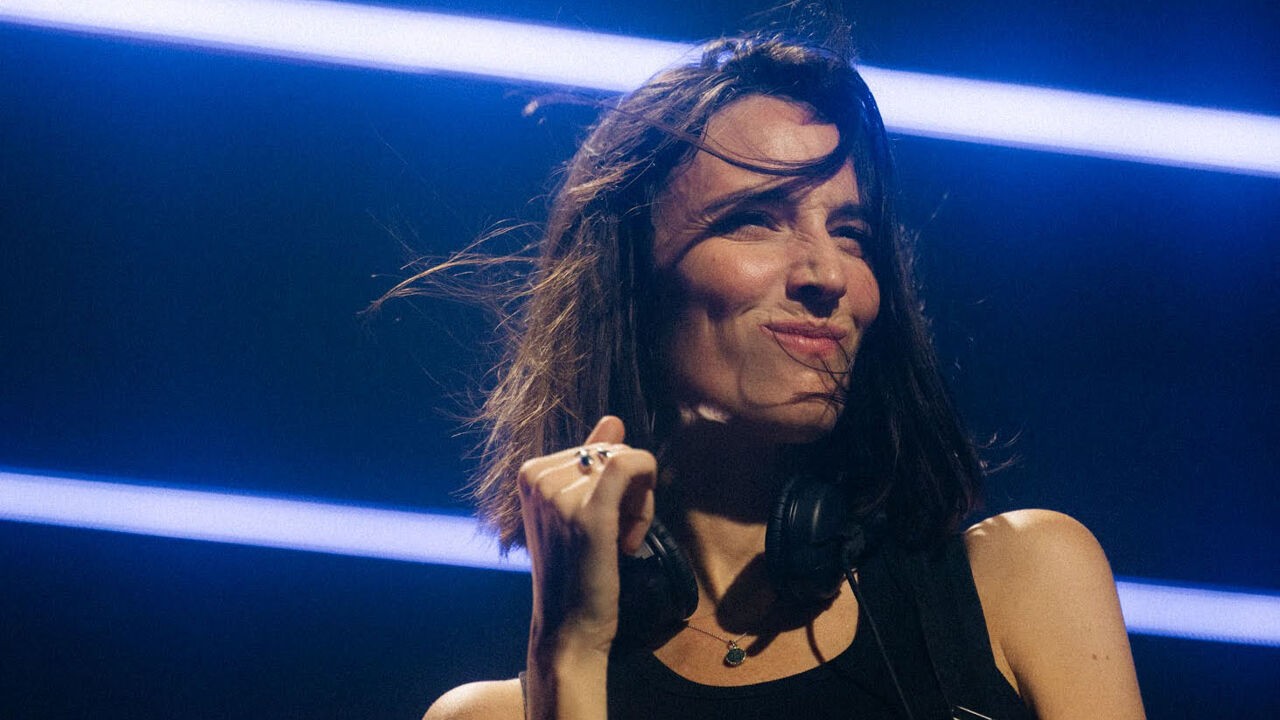 Dj Amelie Lens reageert op 'techno-files': "Ik zou mijn trauma's niet opnieuw moeten beleven"