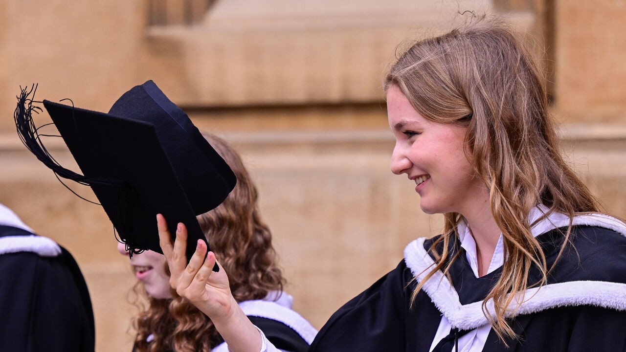 Verspreid over 2 dagen, met toga én wereldbol: zo studeert prinses Elisabeth samen met duizenden af aan Harvard