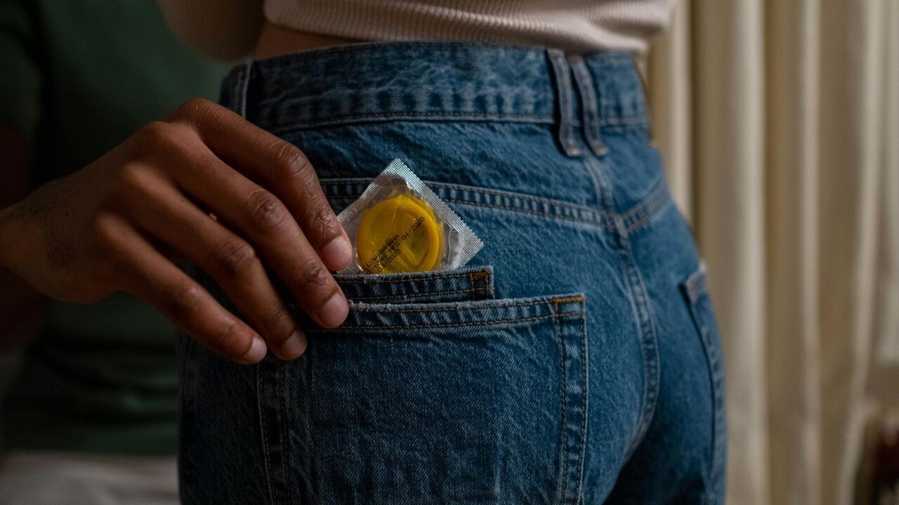 Grootste condoomfabrikant ter wereld verhoogt prijzen met 30 procent door oorlog in Midden-Oosten