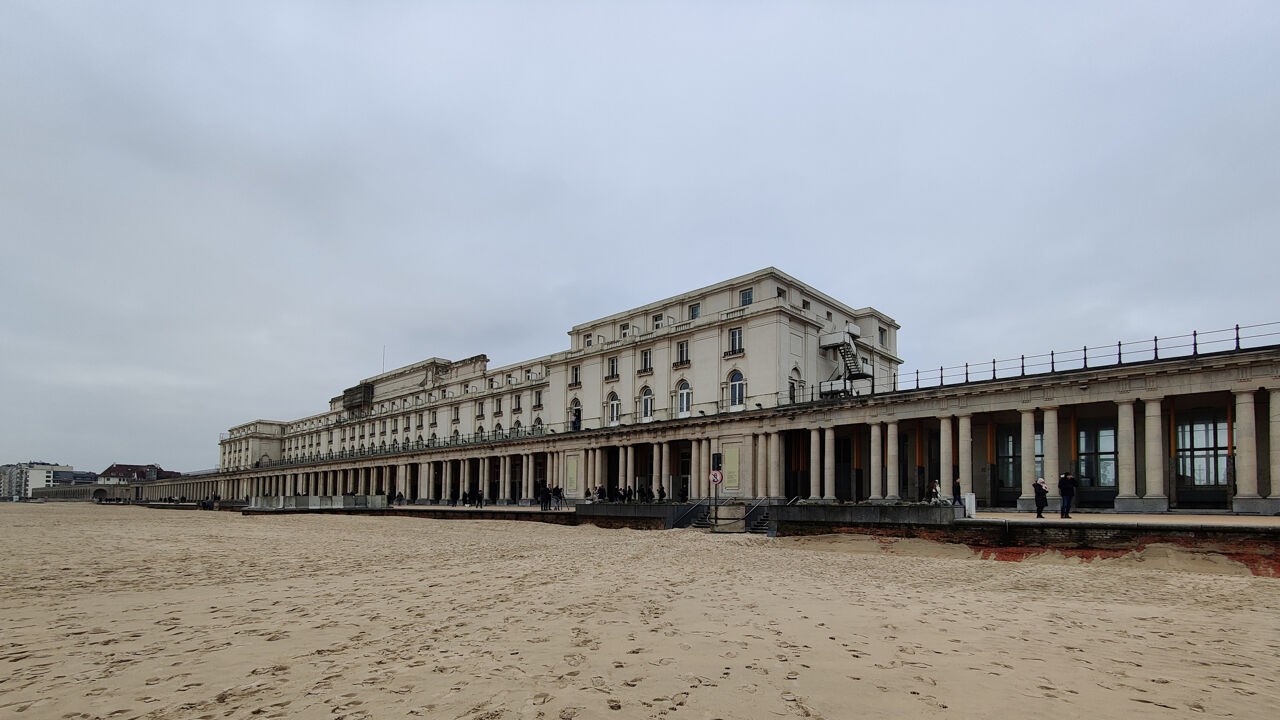Drijfzand ontdekt op strand Oostende aan Thermae Palace: vrouw komt tot aan knieën vast te zitten