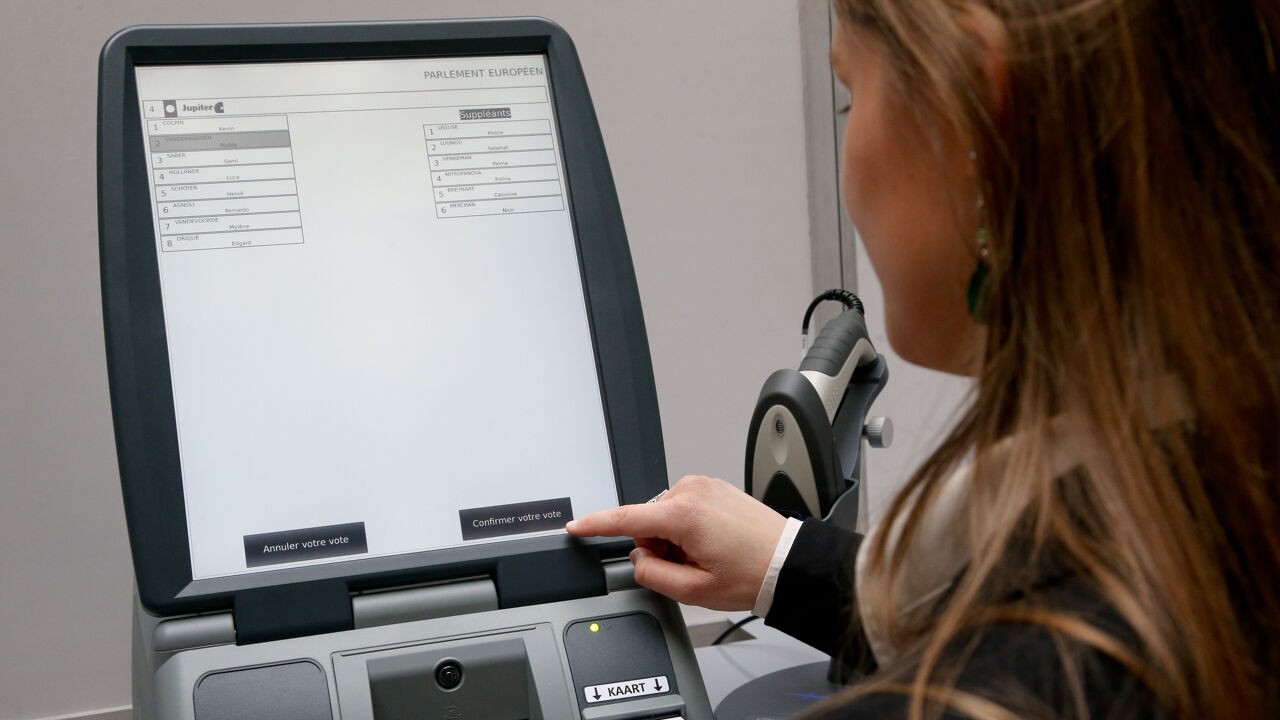Krijgen we nog net op tijd nieuwe stemcomputers voor volgende verkiezingen?