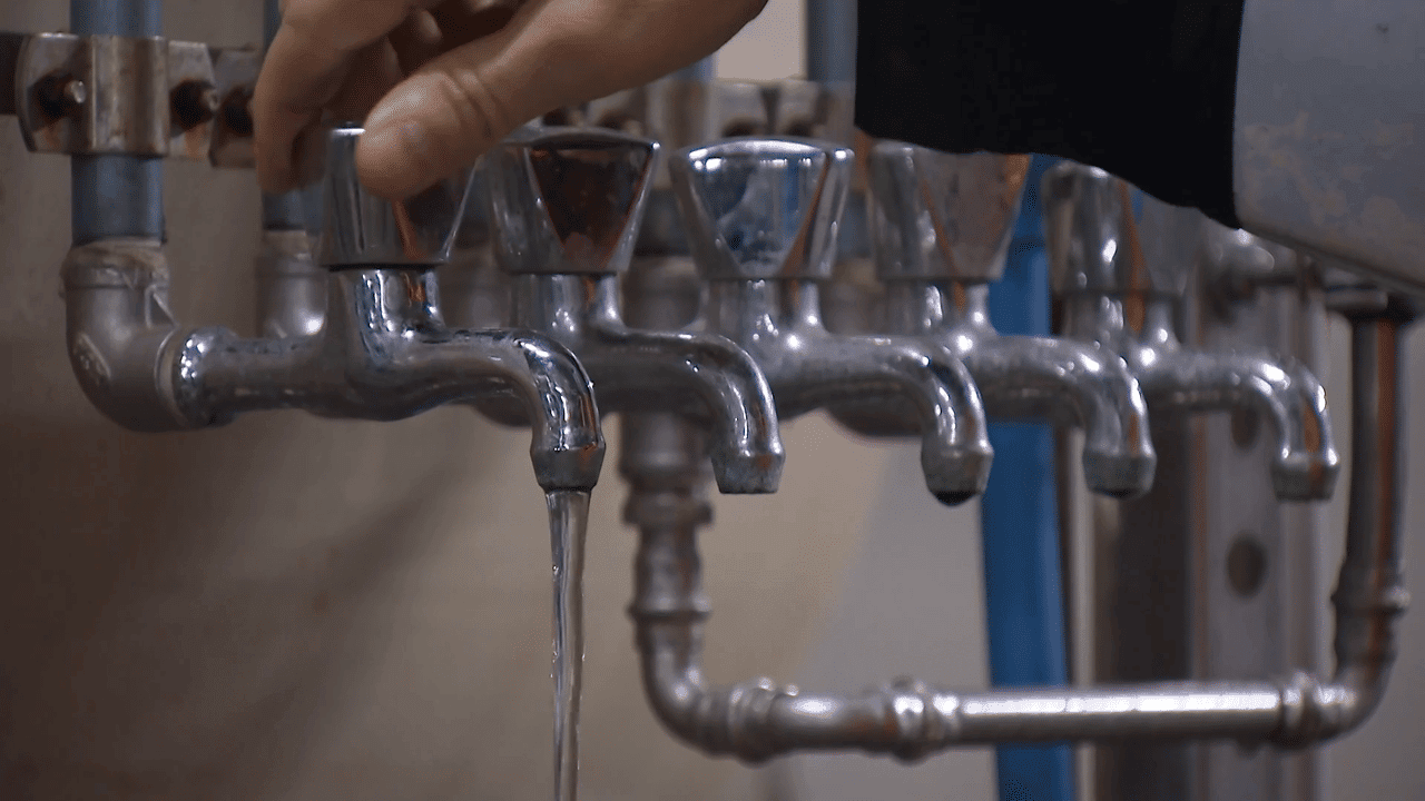 Kleinste PFAS-soort die in veel Vlaams drinkwater zit, veroorzaakt mogelijk vruchtbaarheidsproblemen