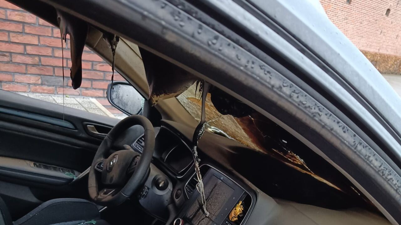 Vier jaar cel voor 2 gedetineerden die auto van cipier uit Heers in brand lieten steken