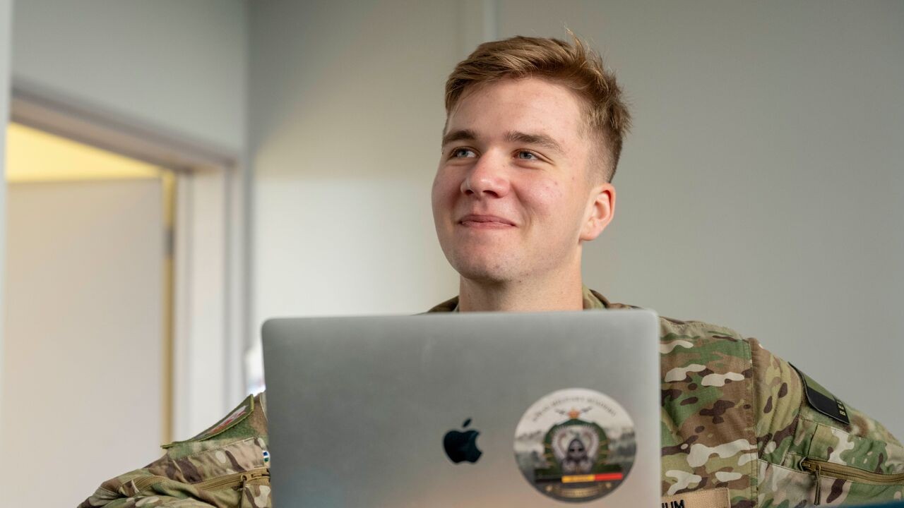 Royals op zondag - Prins Gabriël staat voor het eerst pers te woord: "Een militaire carrière? Eerst mijn bachelor"