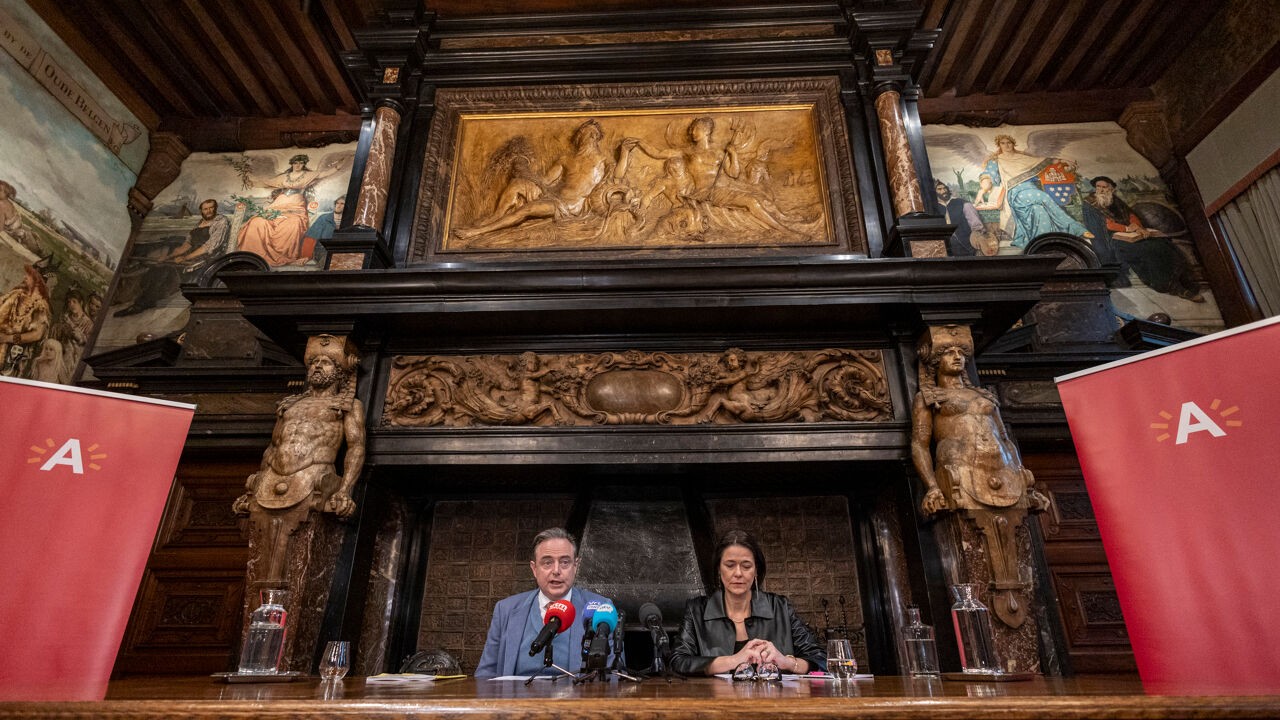 Geen kaaitunnel, snelle speedpedelecs op de rijbaan en meer sociale woningen: dit staat (niet) in het Antwerpse bestuursakkoord