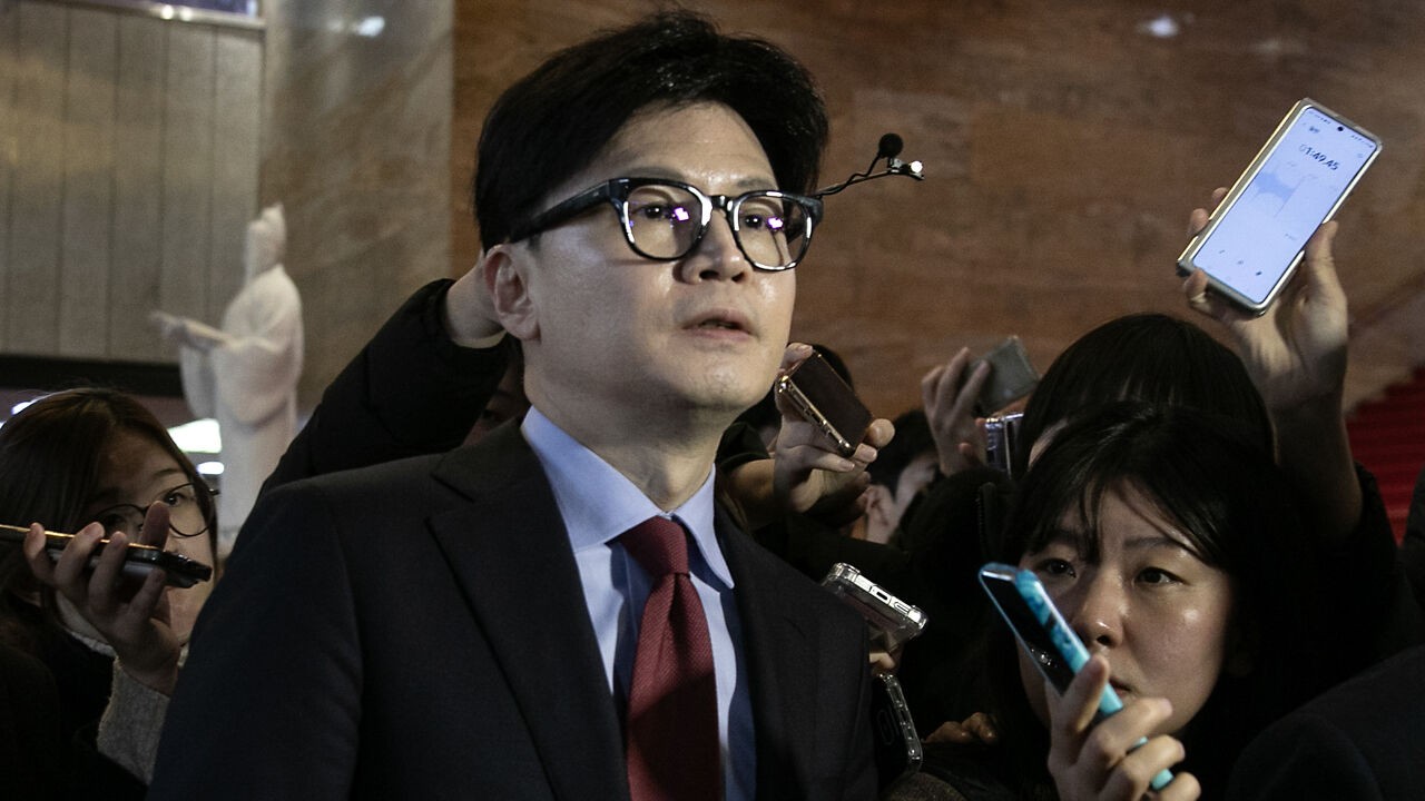 Voorzitter van Zuid-Koreaanse regeringspartij treedt af, Noord-Korea noemt geschorste president "leider van de rebellie"