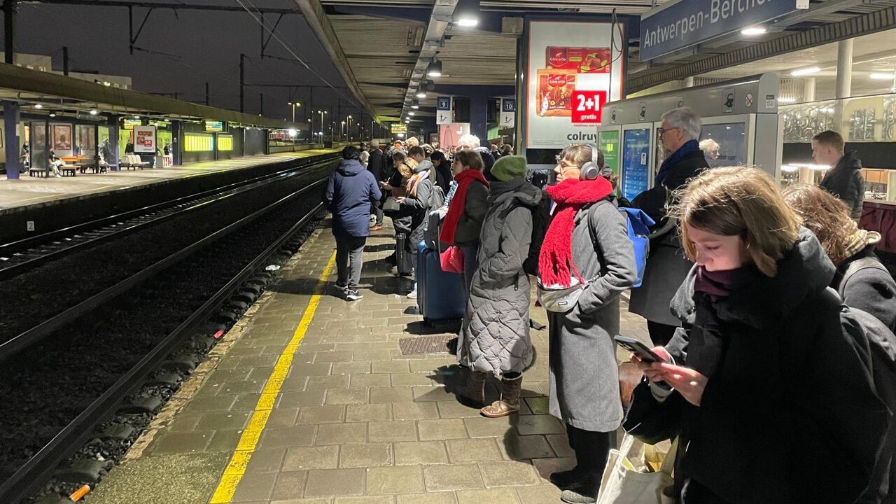 Van rechtstaan op de trein tot meer treinen per uur: pendelaars wennen aan nieuwe dienstregeling NMBS
