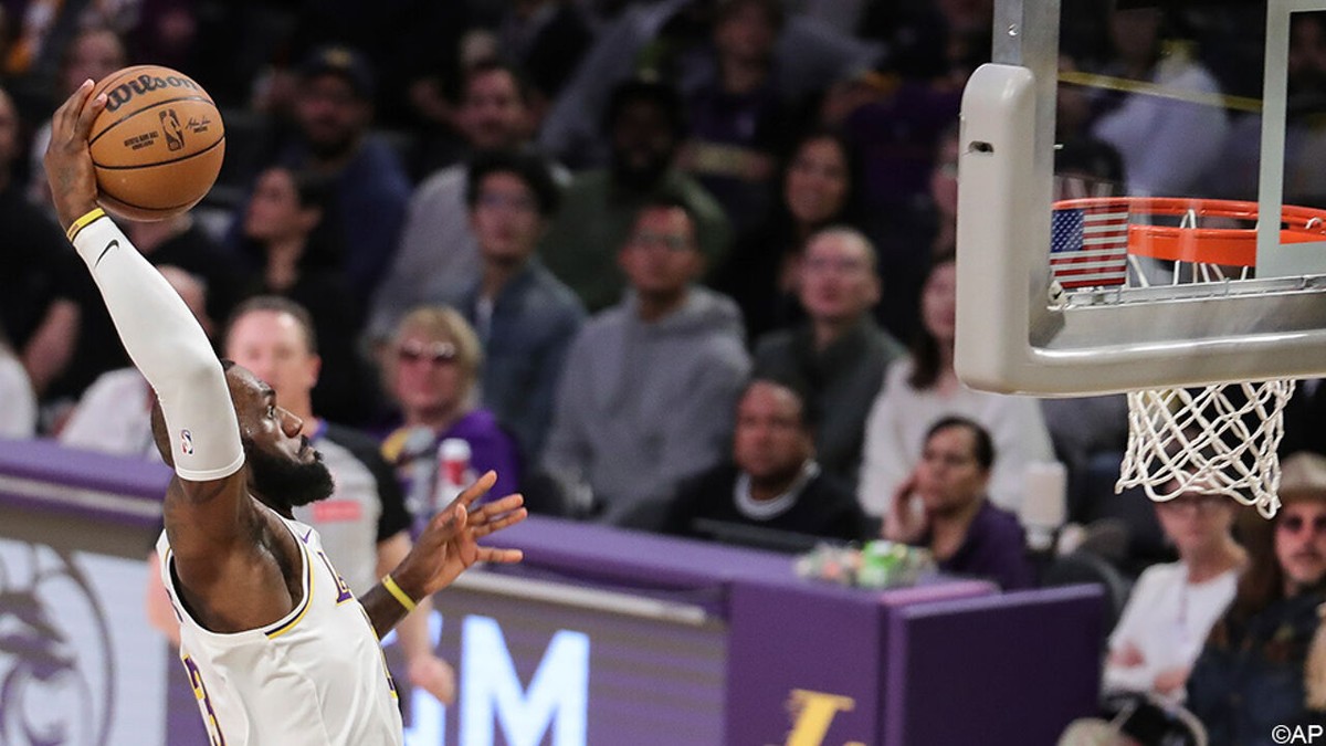 En of zijn batterijen weer zijn opgeladen, LeBron James pakt meteen uit met monsterdunk