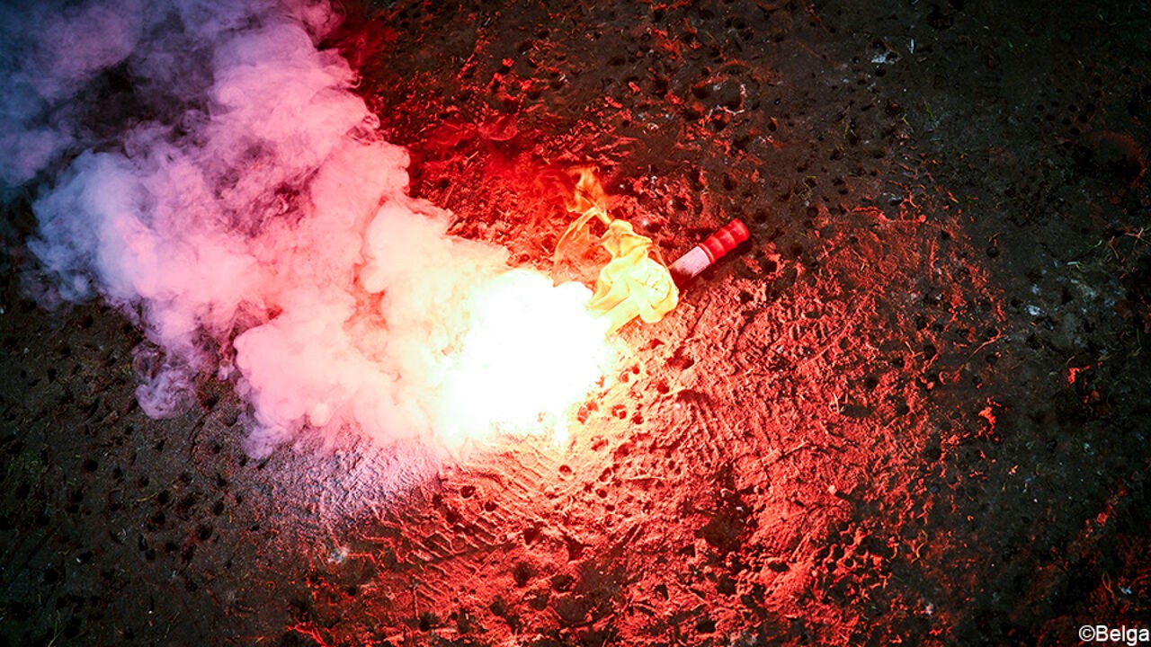 Jeugdrechter stuurt 17-jarige naar gesloten instelling nadat hij politie met vuurwerk heeft beschoten