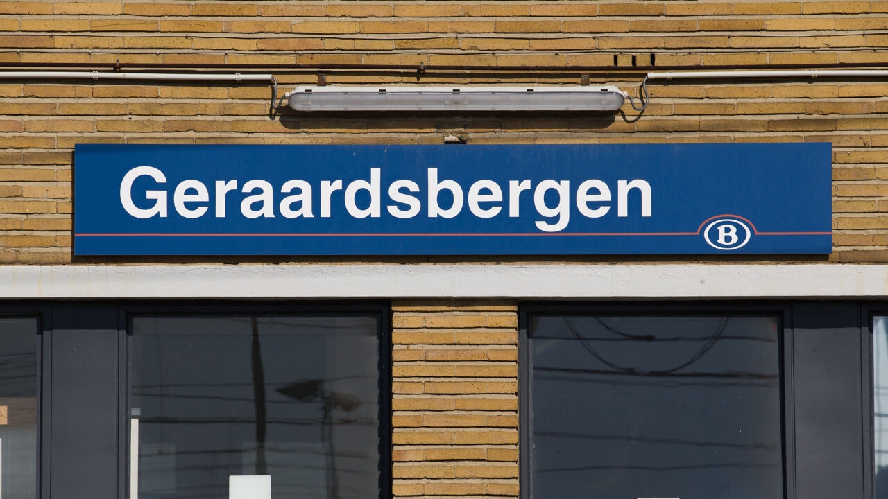 Tiener uit regio Geraardsbergen afgeperst om gsm-diefstallen te plegen: politie onderzoekt camerabeelden station