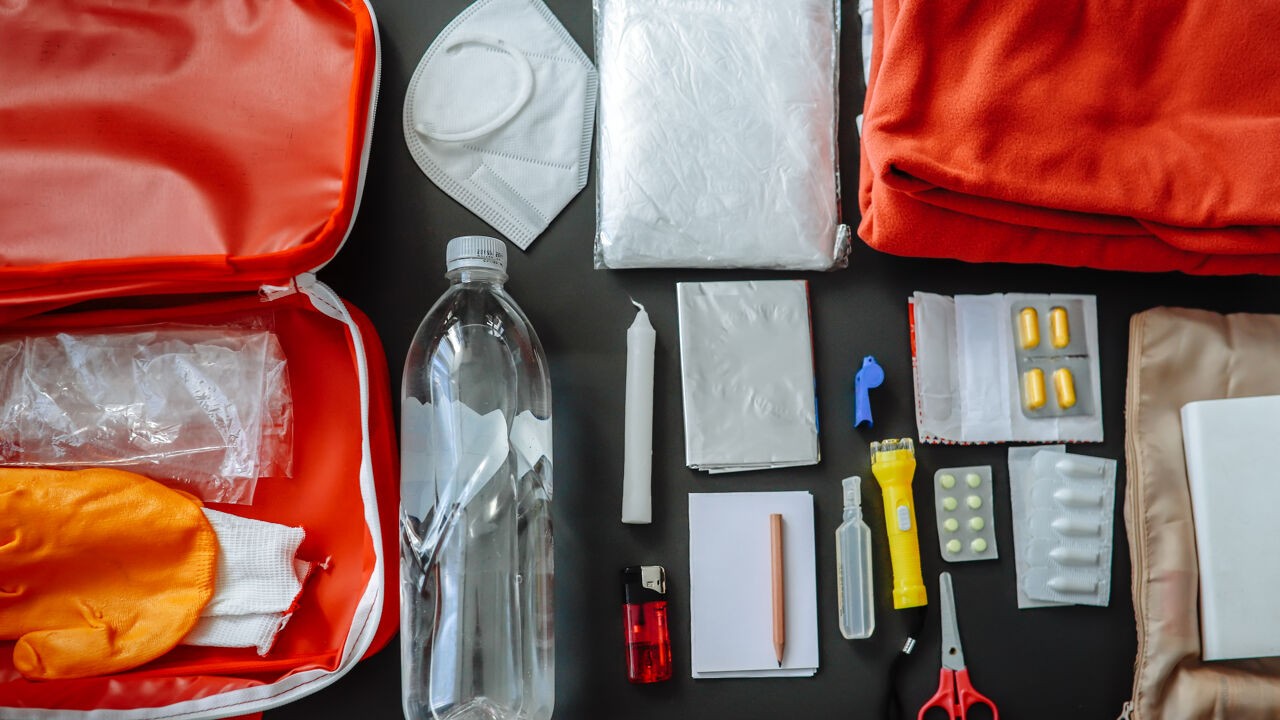 Noodradio, voeding voor 3 dagen en zaklamp: federale overheid beveelt noodpakket aan