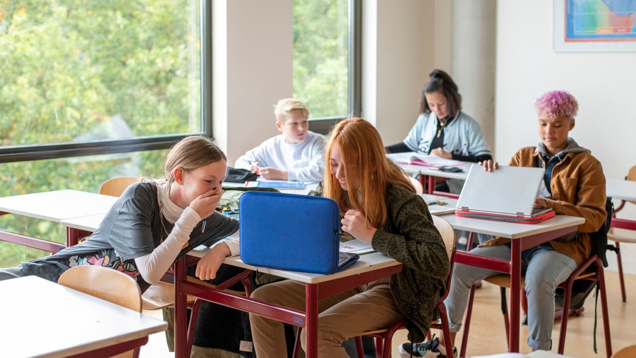 Schermtijd verschuift naar schoollaptop: proefproject moet digitaal gedrag van scholieren in kaart brengen