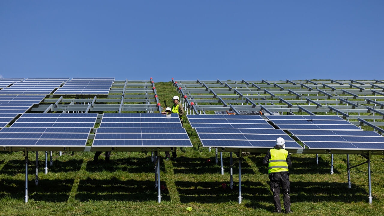 Depraetere snijdt in subsidies voor grote zonneparken: stroomfactuur daalt voor iedereen een beetje