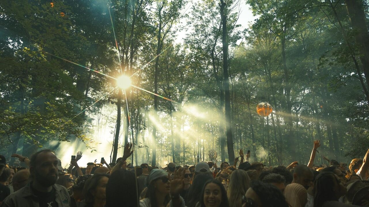 Dieven bespuiten festivalgangers Voodoo Village met irriterende spray en slaan dan toe