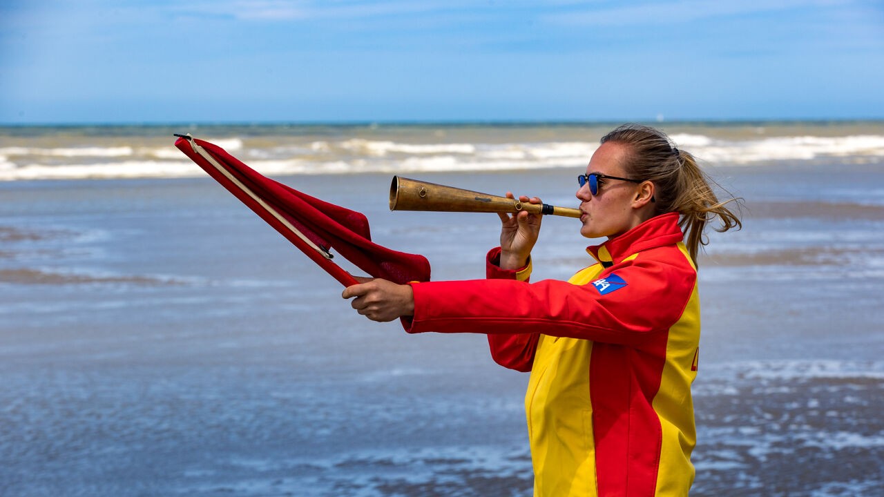 Kustredders waarschuwen bij start seizoen: "Spring niet plots het koude zeewater in"