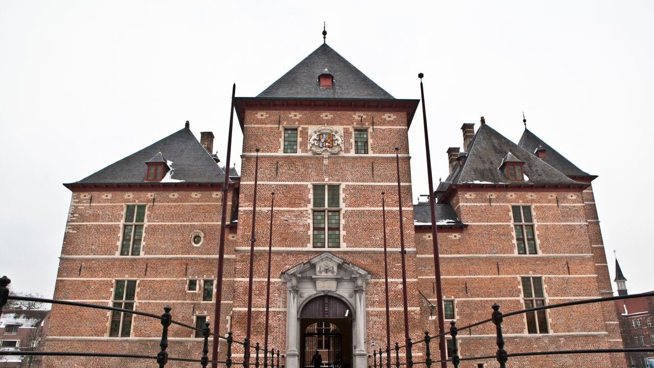 Student (19) krijgt werkstraf voor verkrachting van slapende vrouw (18): rechtbank geeft uitzonderlijk online uitleg