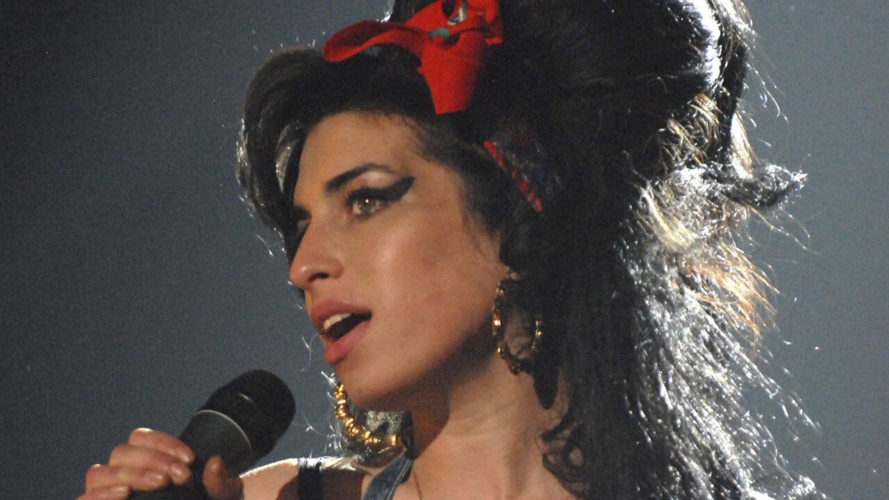 Vader Amy Winehouse moet 1,1 miljoen euro betalen aan 2 vriendinnen van zijn dochter die haar kleding verkochten