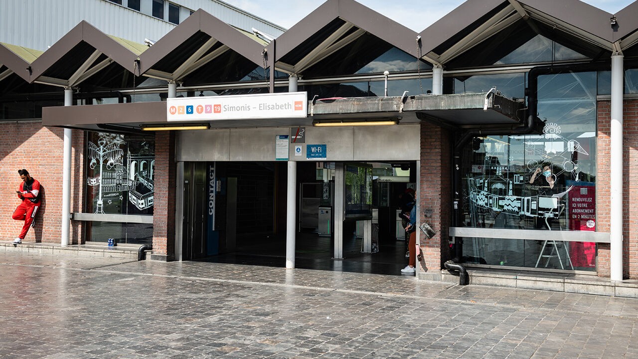 Dertig reizigers geëvacueerd in metro Simonis na ademhalingsklachten door "prikkelende geur"
