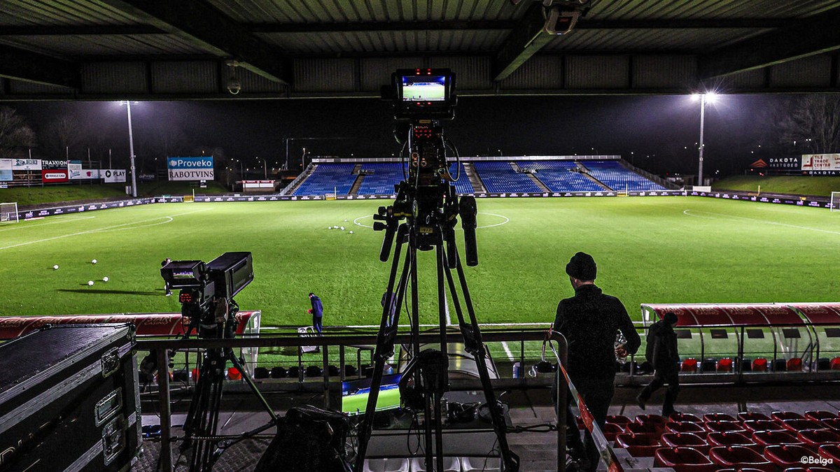 Alle 1B-matchen straks dan toch live te zien, maar clubs stellen zich vragen: "Wie gaat het logo van onze sponsor kunnen zien?"