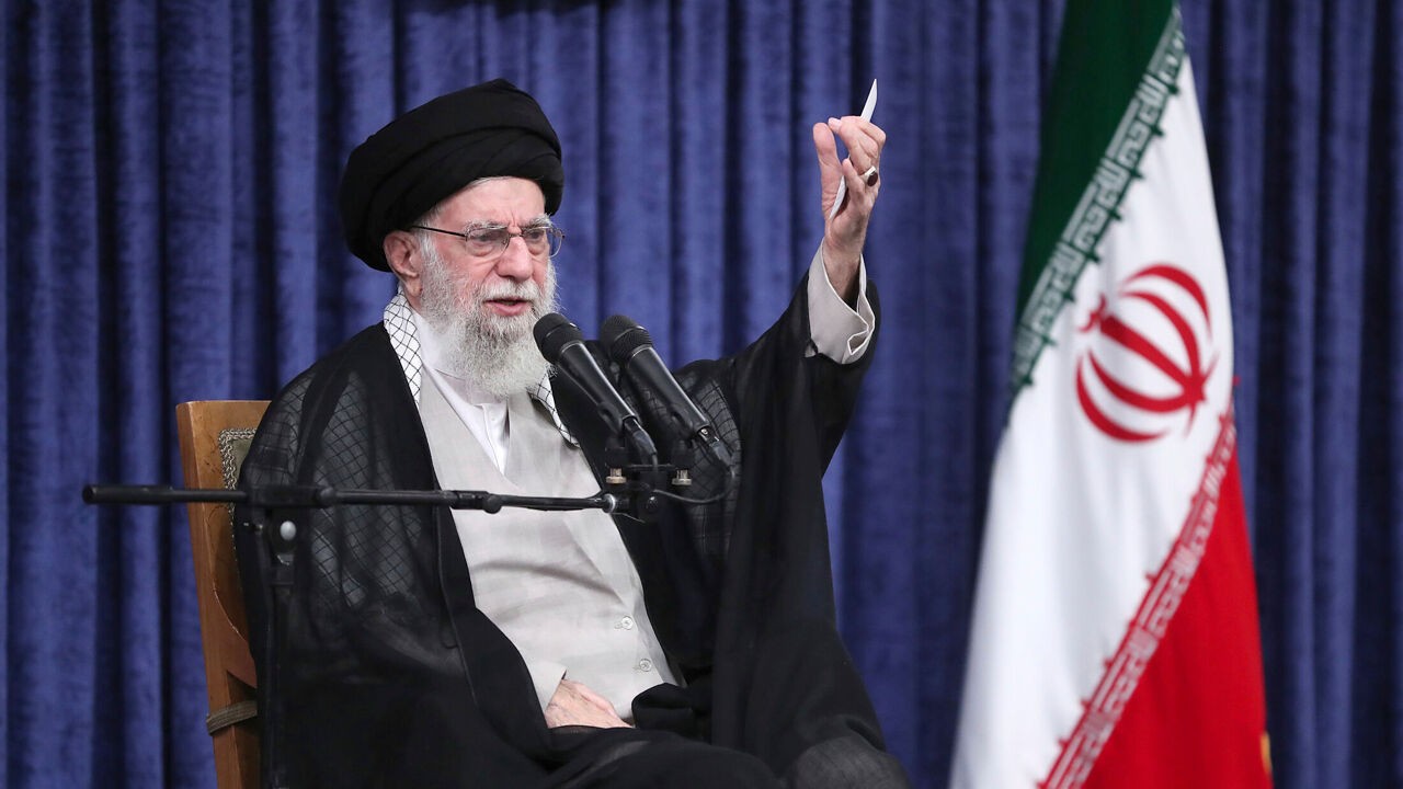 Khamenei erkent voor het eerst "duizenden doden" bij Iraanse protesten en noemt Trump een crimineel