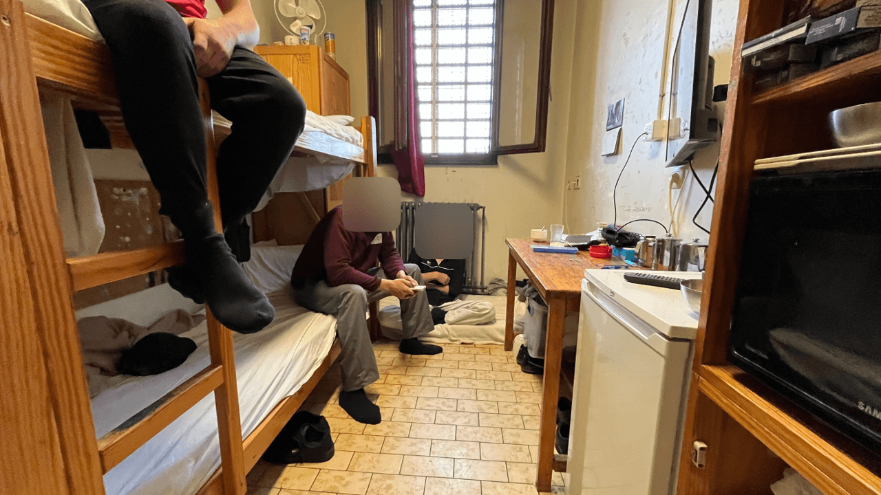 "Muren vol stress, beton als matras": vakbond maakt AI-protestlied tegen overbevolking in Antwerpse gevangenis