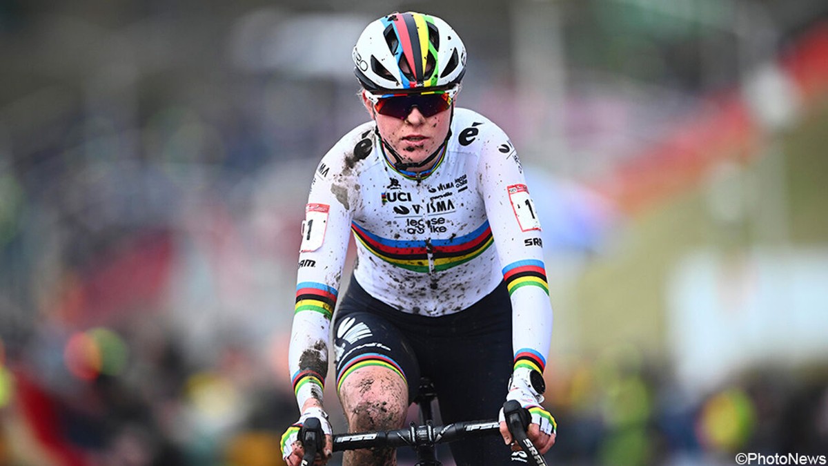 Wereldkampioene Fem van Empel zet wielercarrière on hold na mentale strijd: "Het voelt als tijd voor een nieuw hoofdstuk"