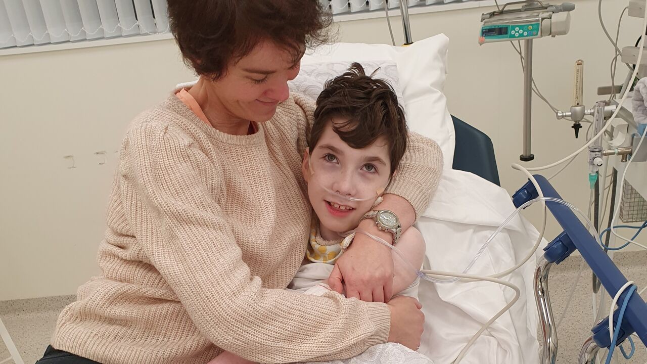 Ouders van Robbe (13) dagvaarden Fonds voor Medische Ongevallen in zaak van operatie die fout liep: "Dagelijks gevecht om te overleven"