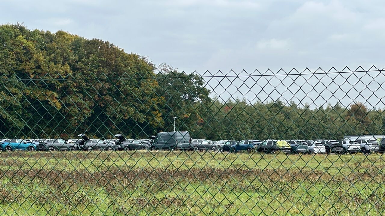 Al 2 jaar staan bijna 4.000 onvergunde wagens op tarmac van Droneport: Sint-Truiden dreigt met boetes