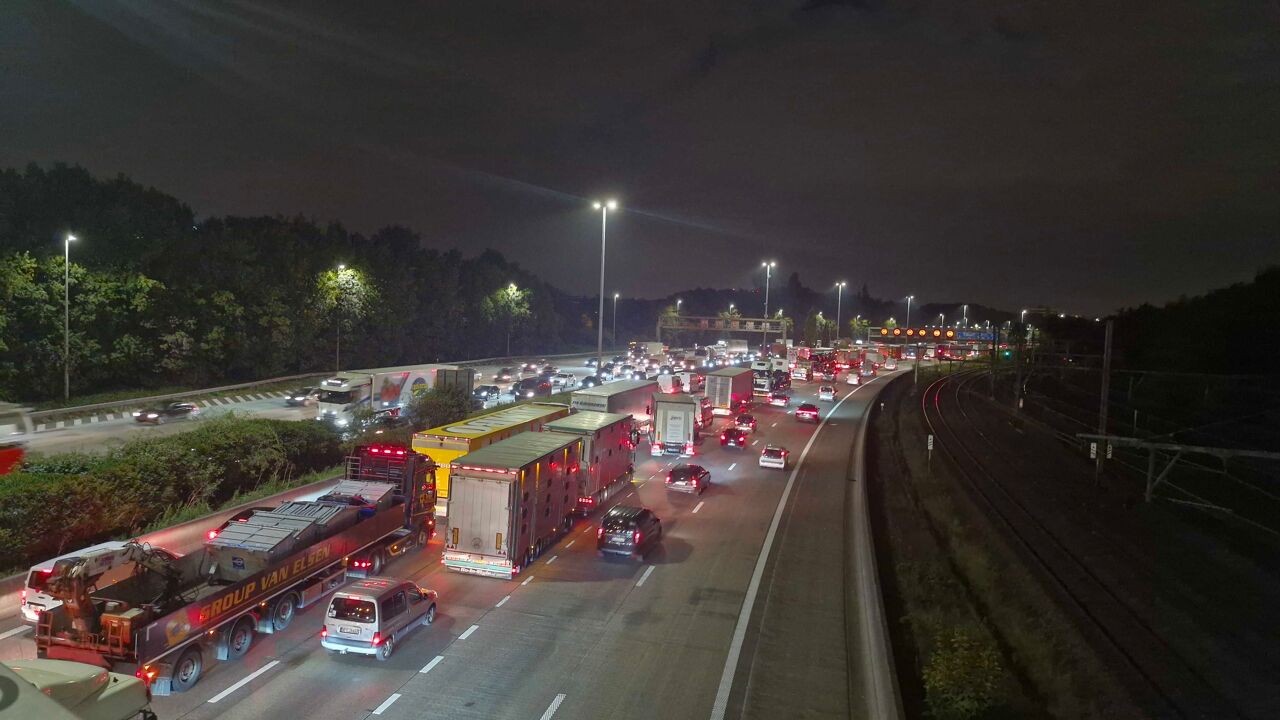 Erg zware ochtendspits richting Antwerpen door twee putten in Kennedytunnel