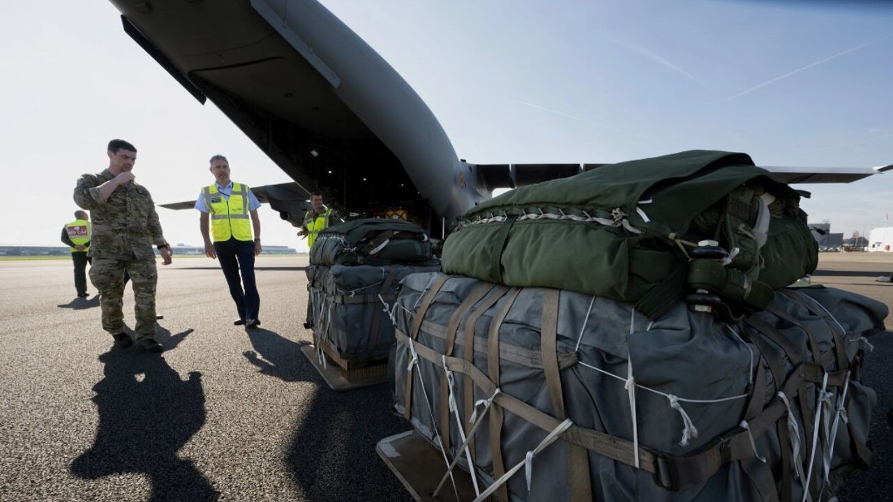 Wereldwijde ontwikkelingshulp daalt met bijna een kwart, de grootste daling ooit