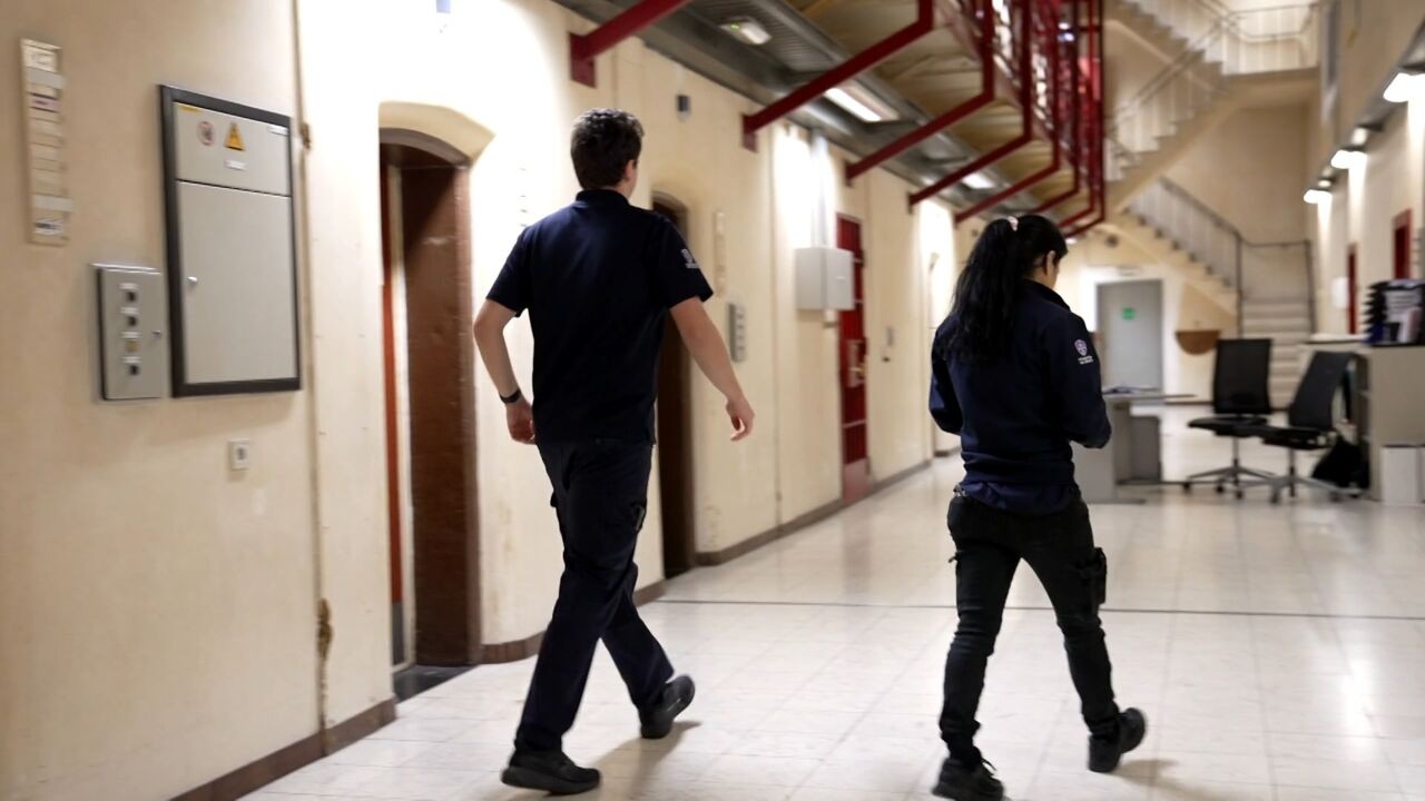 Cipier al voor 4e keer met urine bekogeld in gevangenis Beveren: Gevangeniswezen neemt maatregelen na weekend vol incidenten