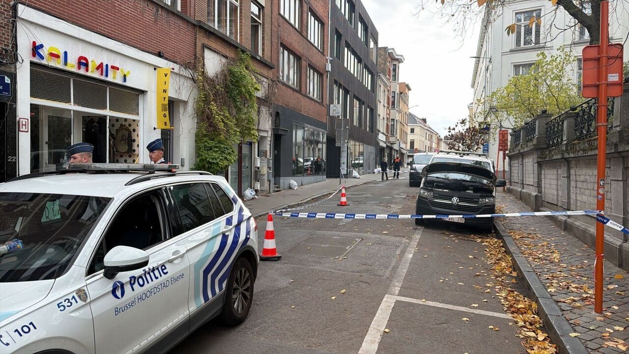 Drie politievoertuigen in brand gestoken in Elsene, verdachte opgepakt