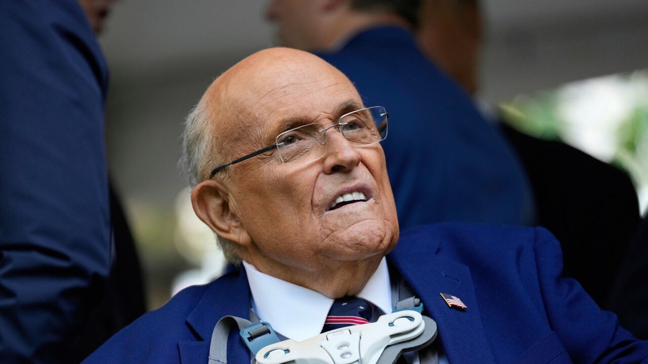 President Trump verleent gratie aan Giuliani en tientallen anderen die verkiezingsuitslag 2020 ongedaan probeerden te maken