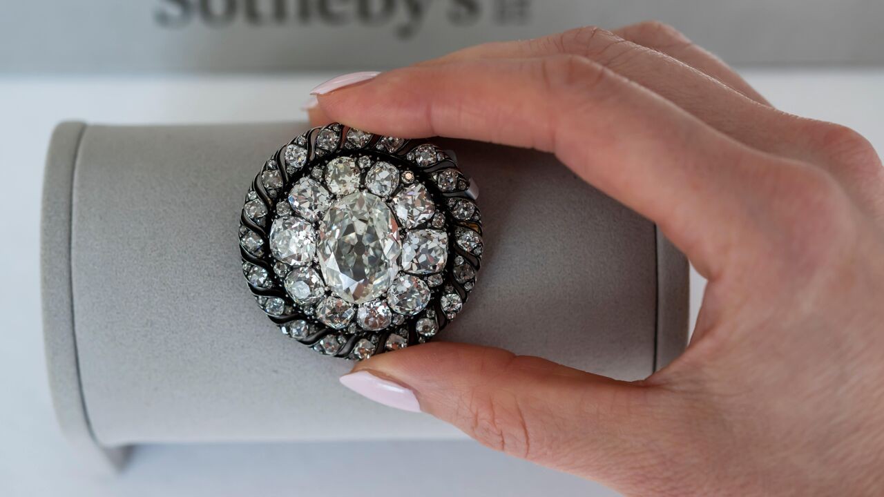 Broche die Napoleon in Waterloo moest achterlaten geveild voor 3,7 miljoen euro