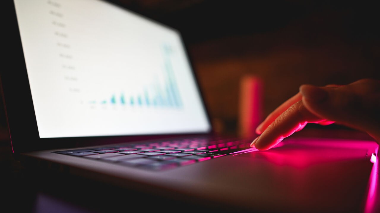 "Structurele inbreuken": Rekenhof (opnieuw) vernietigend over hoe overheid miljarden aan consultants spendeert