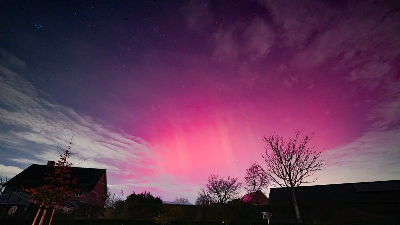 Noorderlicht kleurt hemel roze in België en het beste moet vannacht nog komen
