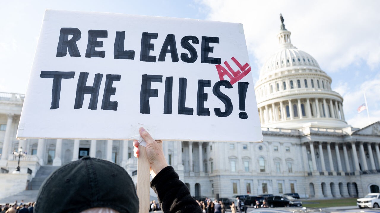 Mailverkeer, passagierslijsten en harde schijven: Wat weten we tot nu toe over de Epstein-files?