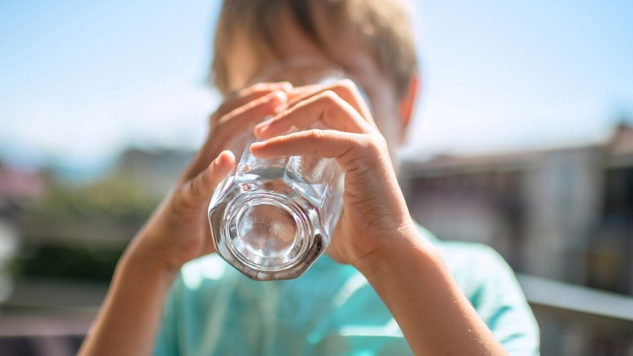 Seb (10) belandt op intensieve zorg na drinken van 5 liter water tijdens scoutsspel: artsen waarschuwen voor "pisquiz"