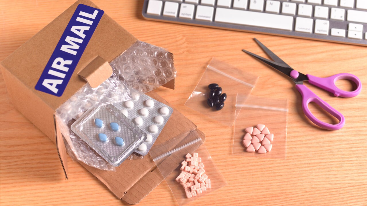 Laura (33) raakte verslaafd aan designerdrugs van Nederlandse webshops: "Ongelooflijk gevaarlijk"