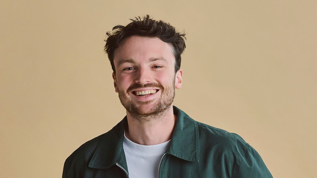 "Fysiek ben ik ok, maar de mentale impact is groot": VRT NWS-collega Mathieu Lonbois slachtoffer van gaybashing in Brussel