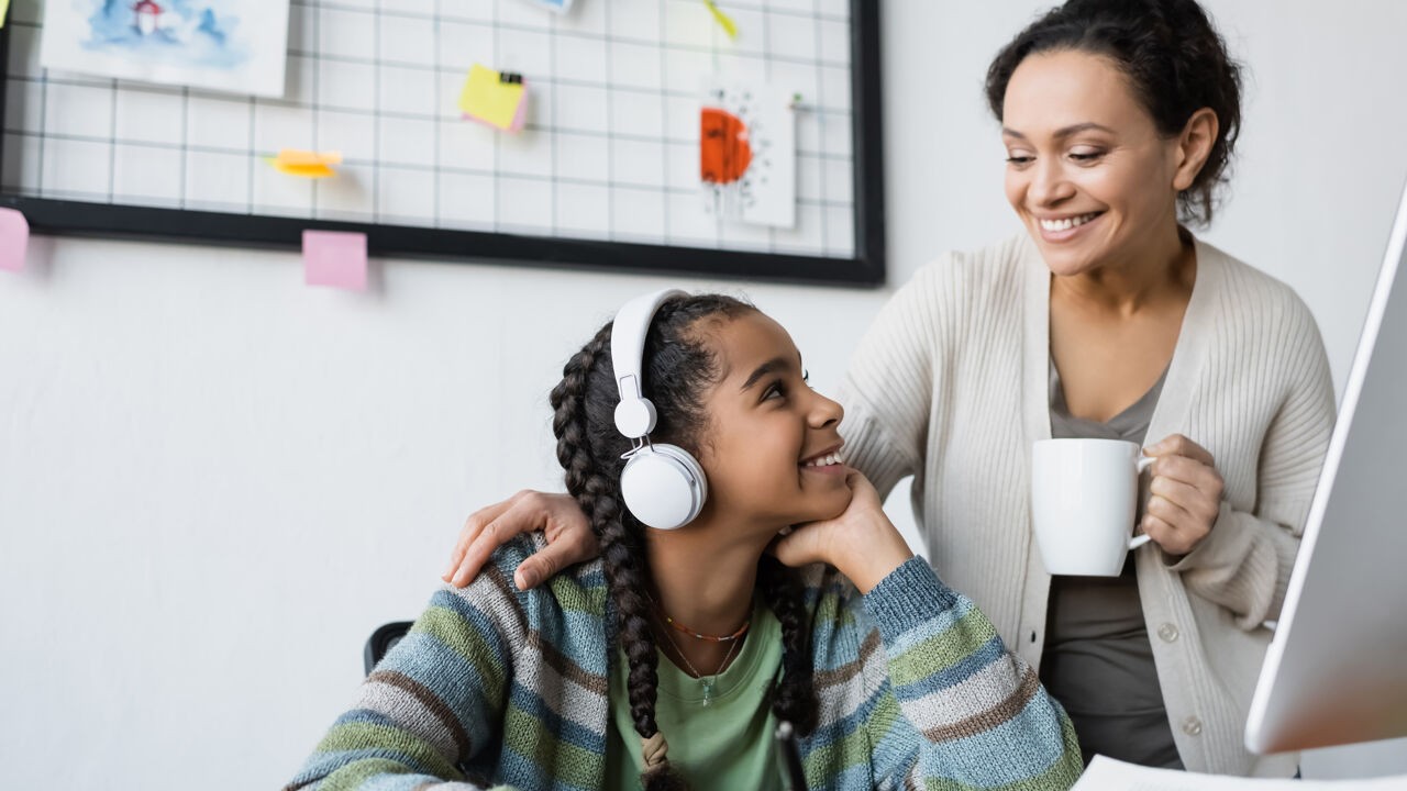 Van helikopter- naar duikbootouder: hoe je je kind helpt tijdens de blok, zonder het over te nemen