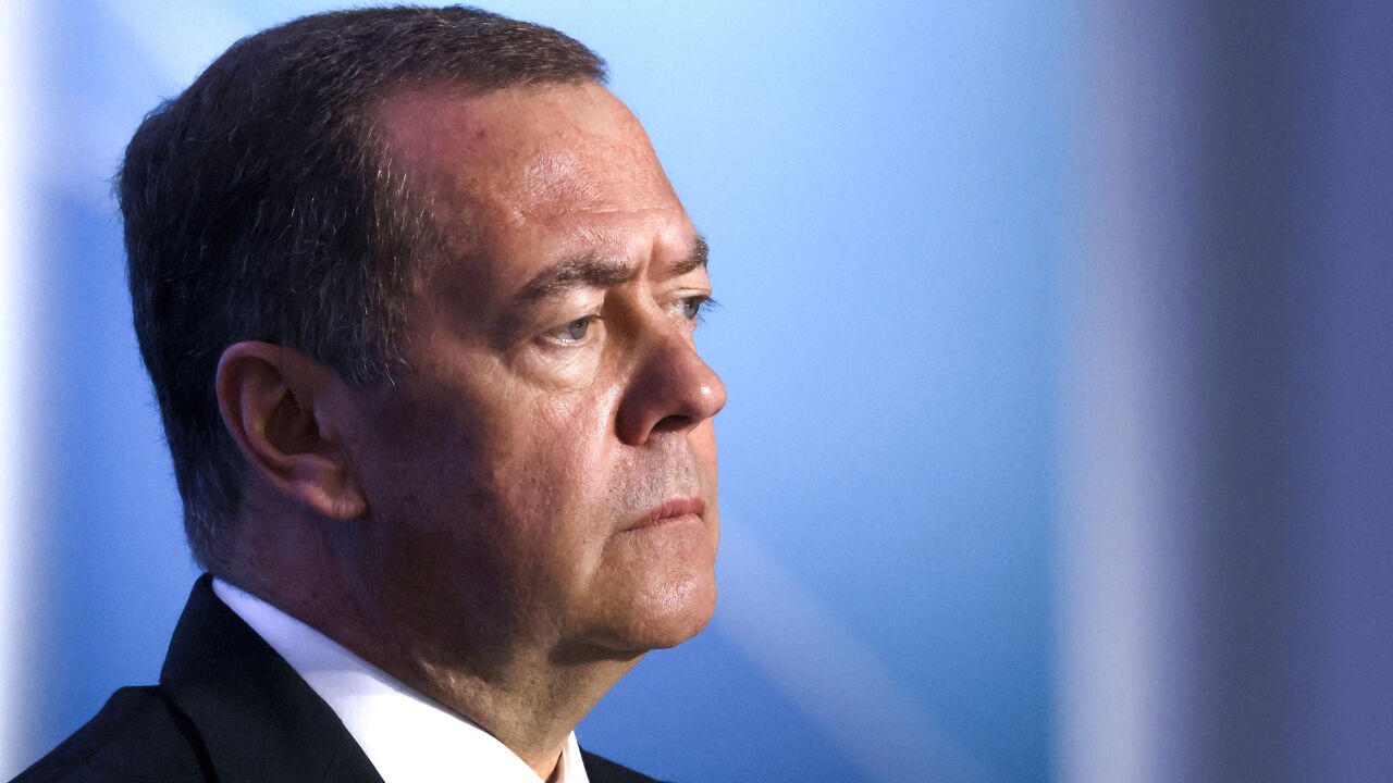 Voormalig Russisch president Medvedev spreekt opnieuw dreigende taal tegen Europa: hoe serieus moeten we dit nemen?