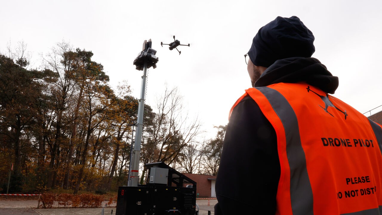 Zwaarbeveiligd, diep in de bossen van Geel: VRT NWS op bezoek in 'geheime dronelab' van Europese Commissie