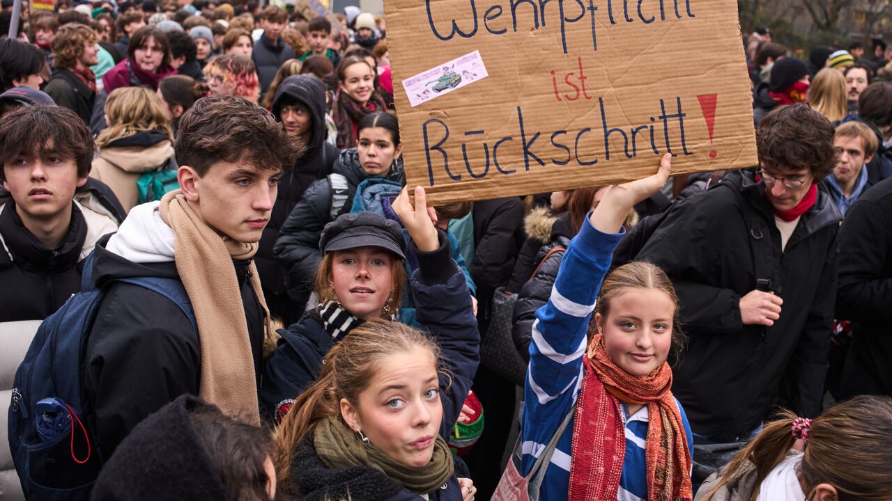 Minstens 2.600 euro bruto: Duitsland keurt nieuwe legerdienst goed, jongeren in 90 steden komen de straat op