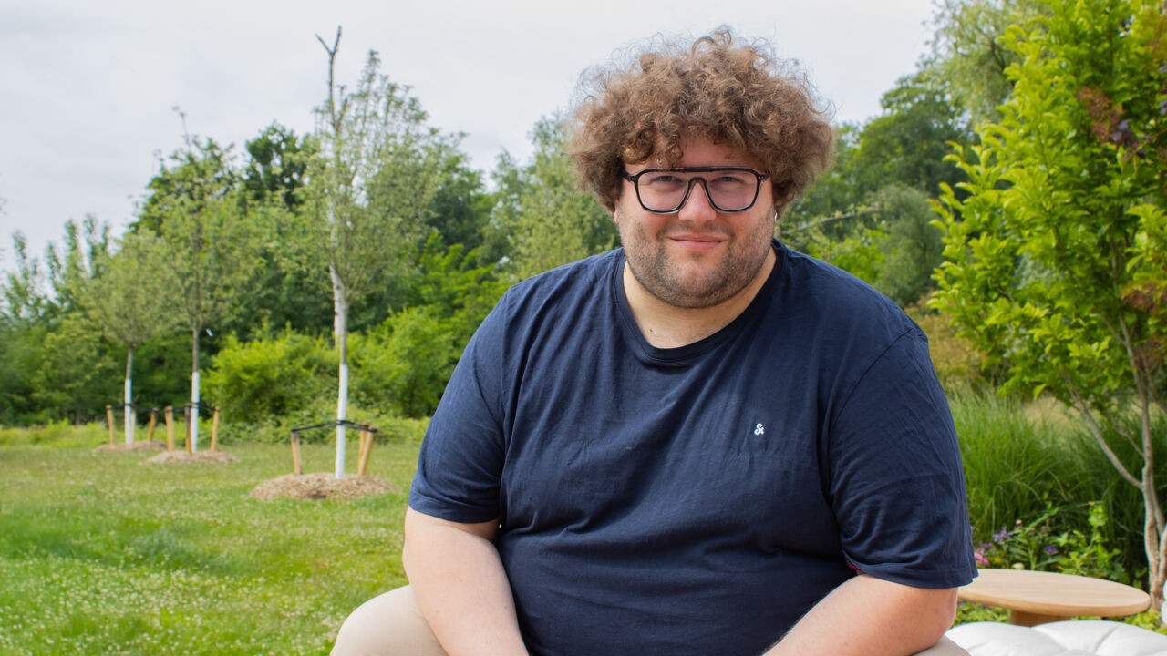 "Bij nood, bel mijn mama": Manu Van Acker getuigt in 'Het huis' over zware pesterijen tijdens puberteit