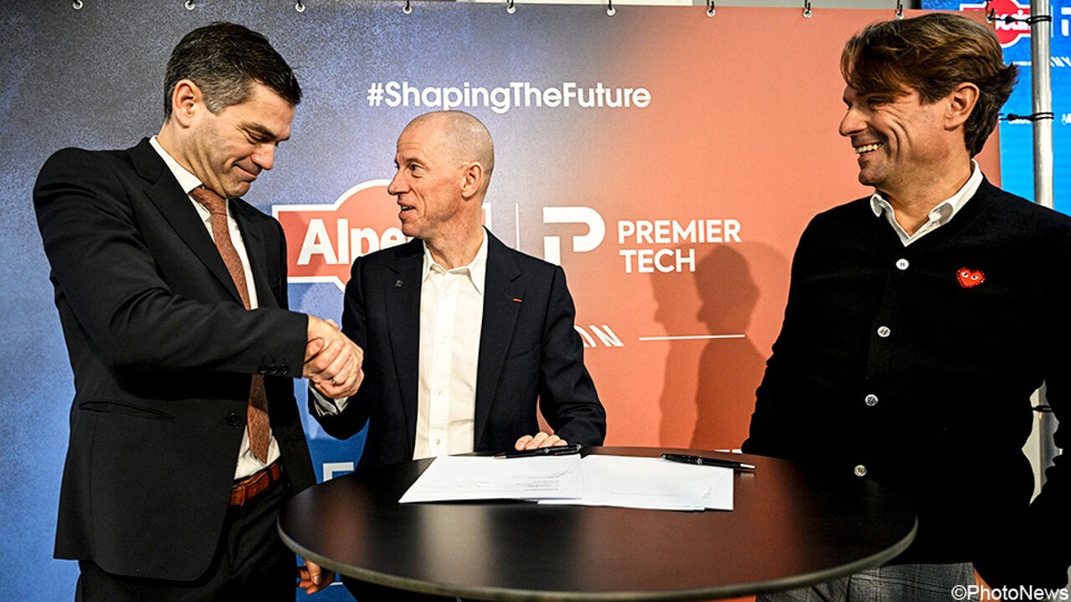 Roodhoofts pakken "sinterklaascadeautje" uit: "Hopen ze op Lombardije? Dan zullen ze lang aan boord moeten blijven"