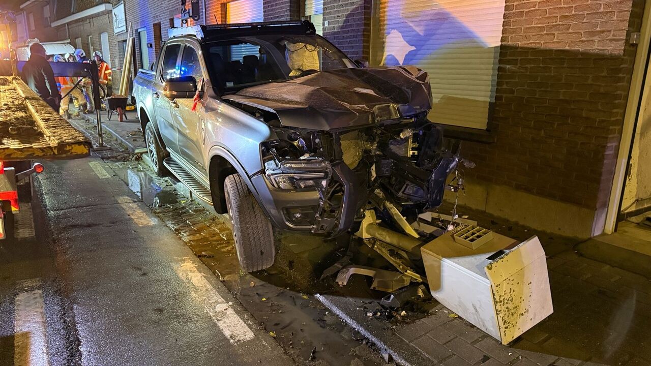 Dronken bestuurder crasht tegen gevel en ramt flitspaal in Langemark-Poelkapelle